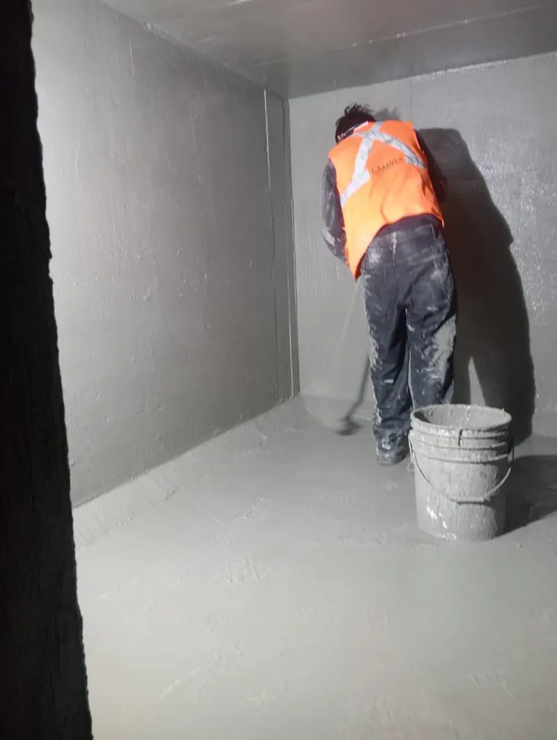 Aplicación de impermeabilizante cementoso dentro de una cisterna