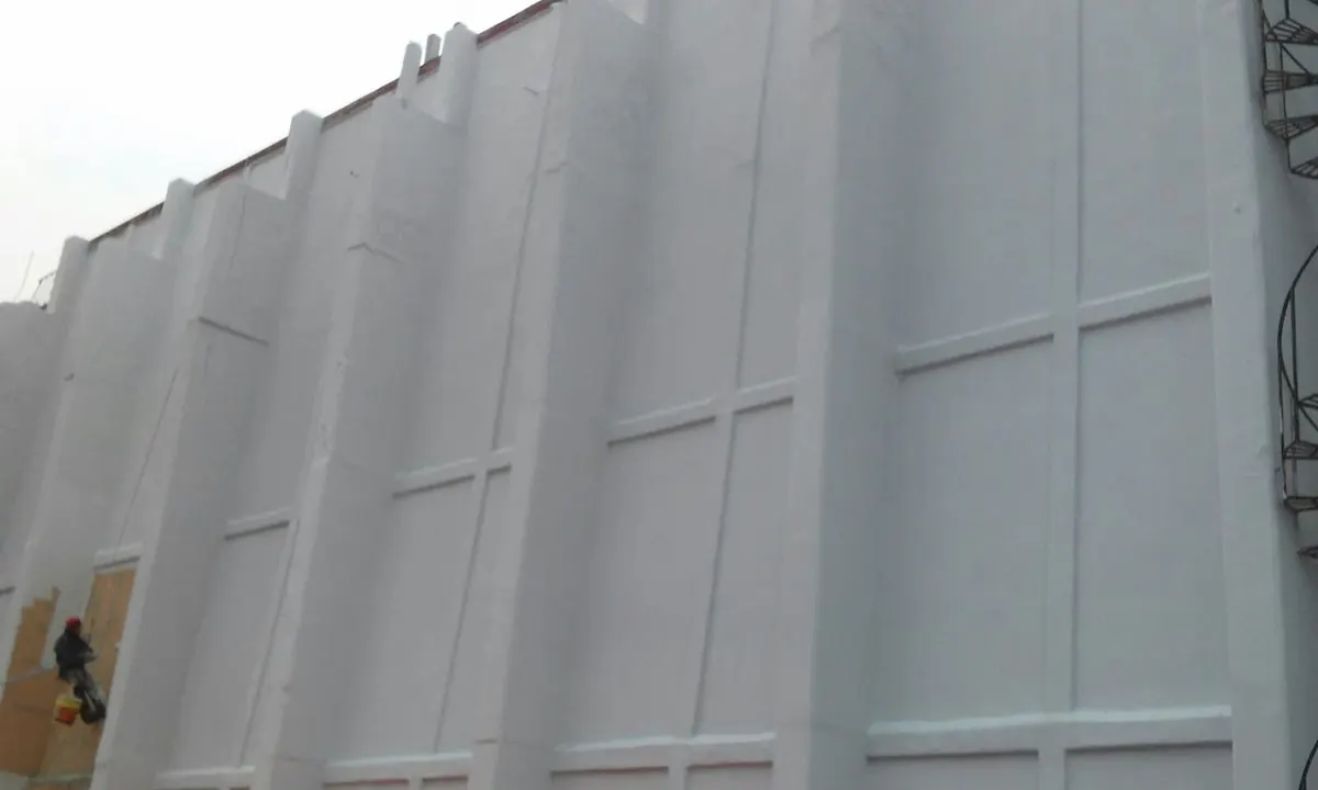 Fachada de edificio recién pintada en blanco