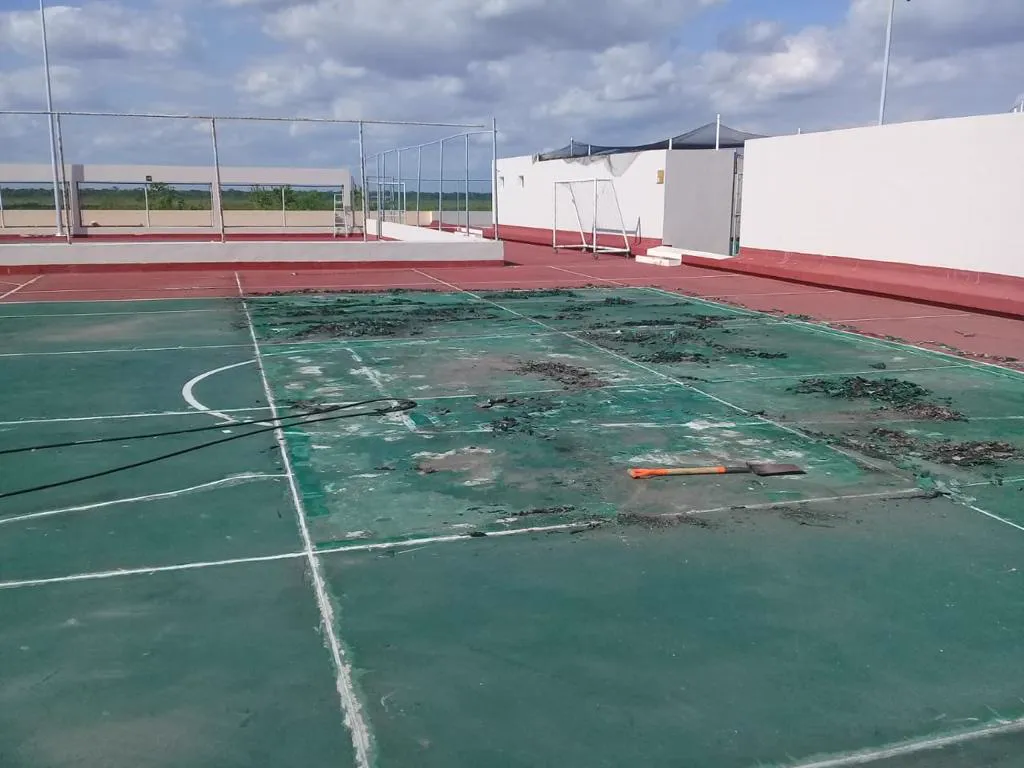 Cancha deportiva en azotea con el recubrimiento desprendido, antes del trabajo